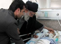 رهبر معظم انقلاب از تقوا و اخلاص “آیت‌الله طاهری خرم‌آبادی” تجليل كردند