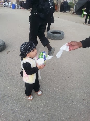 كوچكترين خادم الزوار پياده روي اربعين حسيني‎ + عکس