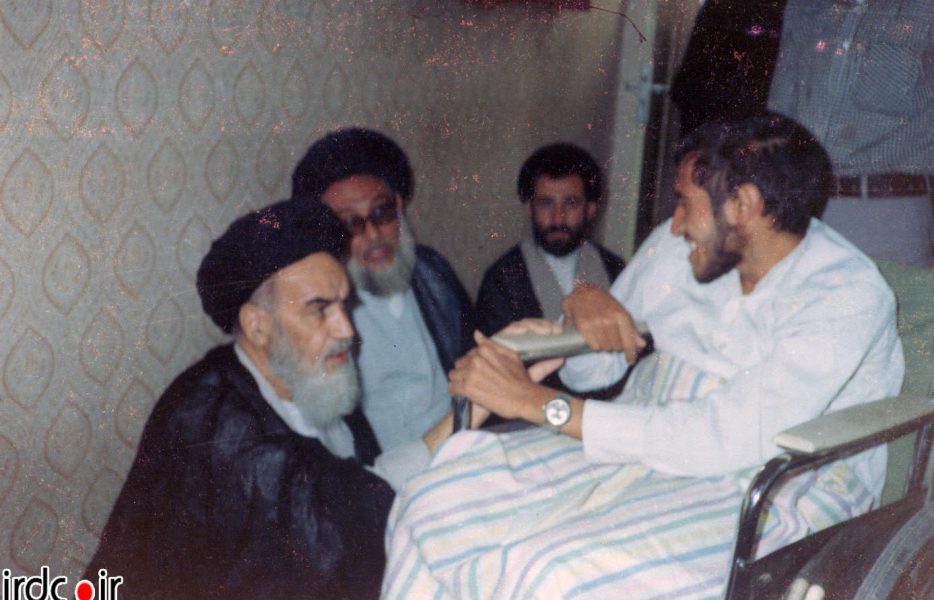 عکس/امام خمینی(ره) در دیدار یک جانباز