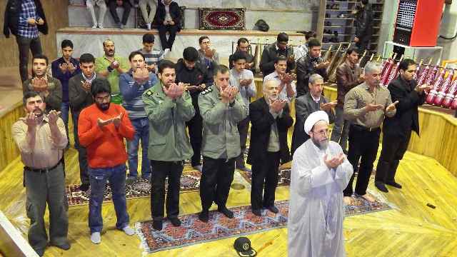 اقدام تحسین برانگیز امام جمعه گلپایگان :ادای فریضه نماز جماعت در گود زورخانه