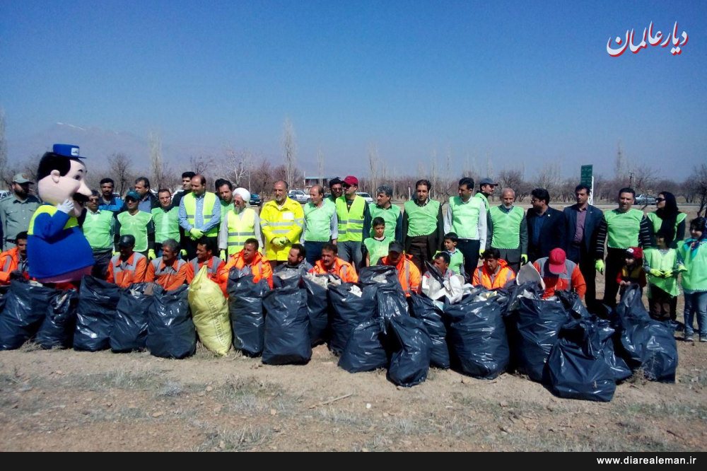 مراسم روز شهر پاک با جمع کردن زباله های طبیعت در گلپایگان انجام شد/تصاویر